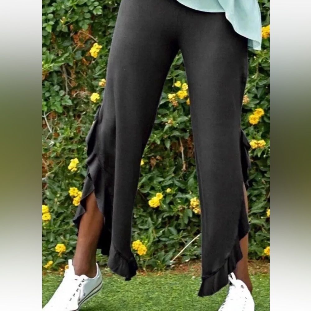 Women’s Matilda Jane pants size small.